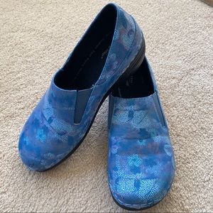 Spring Step clogs blue, purple floral. Like New